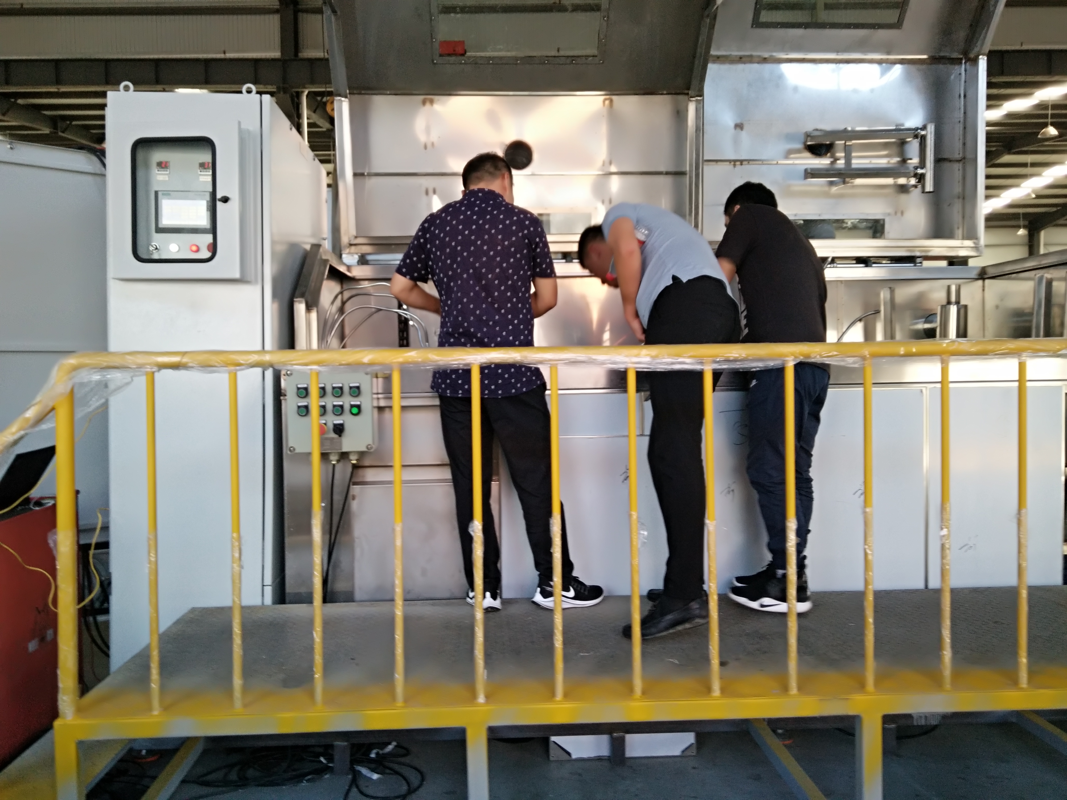 通過式噴淋清洗機：高壓噴淋如何實現高效除油與批量清洗？